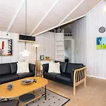 6 Person In Ansager-by Traum