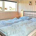 6 Person In Ansager-by Traum
