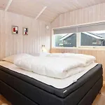6 Person In Ansager-by Traum Ansager