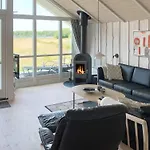 6 Person In Ansager-by Traum